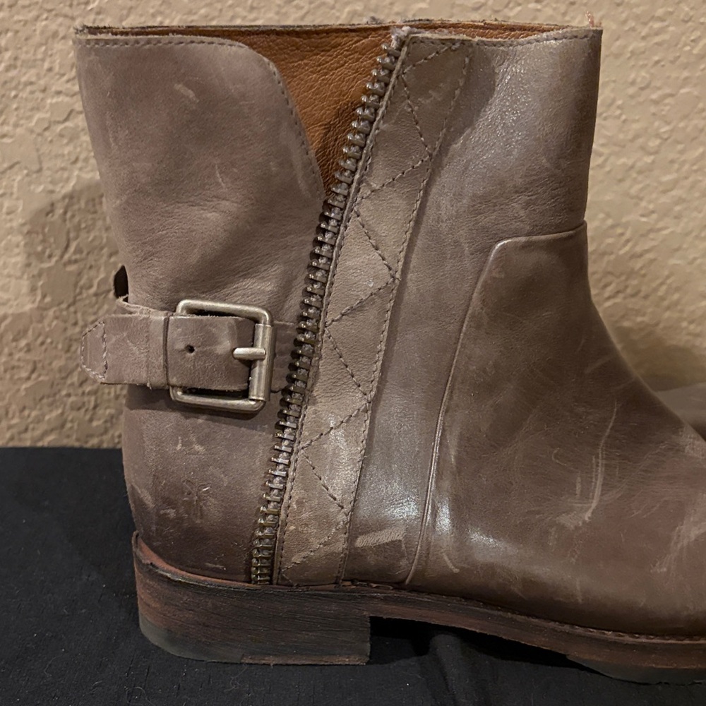 Frye Veronica Taupe Leather Moto Boots w/ Zipper Detail Size 8.5 - Picture 4 of 9